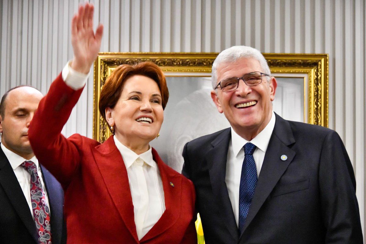 MDervisogluTR's tweet photo. Bugün Kurucu Genel Başkanımız Sayın @meral_aksener ile devir teslim törenimizi gerçekleştirdik. 

Kendisinden sadece bir makam değil; bir vizyon ve Türkiye için kurduğu hayalleri de devraldık. 

Dava arkadaşlarımla birlikte devraldığımız bayrağı daha da yükseklere taşıyacağız! https://t.co/bb0vsv6yKV