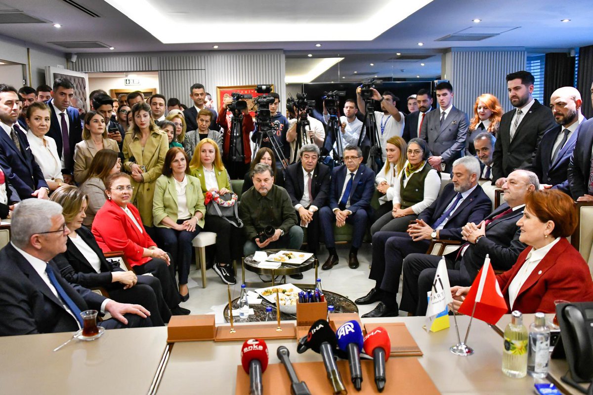 MDervisogluTR's tweet photo. Bugün Kurucu Genel Başkanımız Sayın @meral_aksener ile devir teslim törenimizi gerçekleştirdik. 

Kendisinden sadece bir makam değil; bir vizyon ve Türkiye için kurduğu hayalleri de devraldık. 

Dava arkadaşlarımla birlikte devraldığımız bayrağı daha da yükseklere taşıyacağız! https://t.co/bb0vsv6yKV
