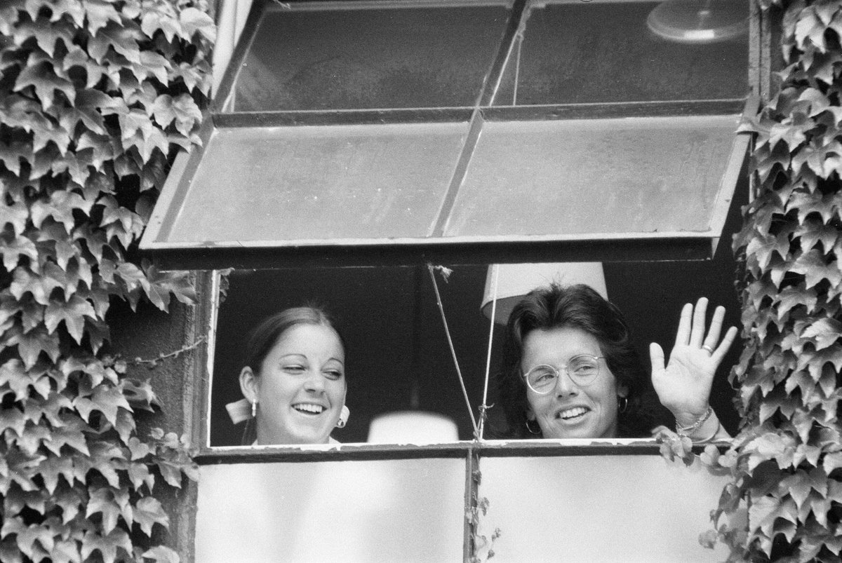 Did you know that May is #NationalTennisMonth? 

Thought I would celebrate by sharing a fun throwback photo. 

The 1973 @Wimbledon women's singles final was on a rain delay, so @ChrissieEvert and I tried to keep the crowds happy while they waited.

Mother Nature wasn't…