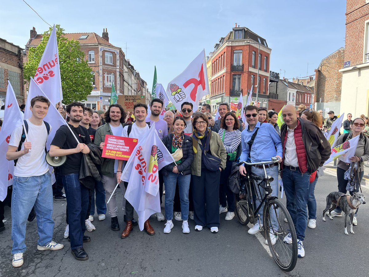 Ensemble dans la rue en ce #1erMai pour la journée internationale des travailleurs et travailleuses avec les @JeunesSocNord, @MartineAubry et @Sarah_Kerrich ! ✊ Le 9 juin, le monde de travail doit s’unir pour faire advenir l’Europe sociale !