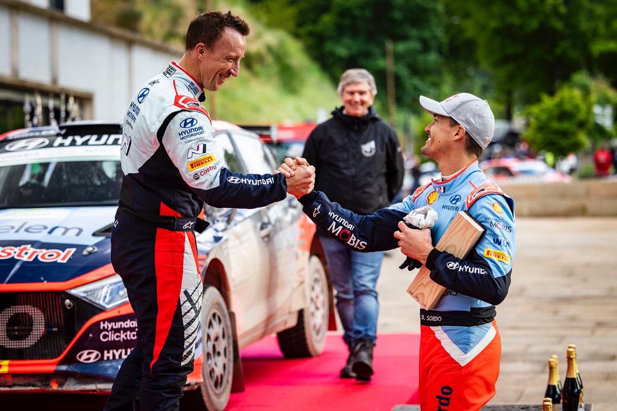 Entre el uno y el otro ya llevan unos cuantos tiros pegados. 😅 🔙 Llegaron juntos con @CitroenRacing al @FIAJuniorWRC. 🤝 Compartieron equipo en @MINIEspana. 🚙 Ahora vuelven a correr para la misma marca otra vez. 🤜🤛 @DaniSordo / @krismeeke; historia de una bonita amistad.