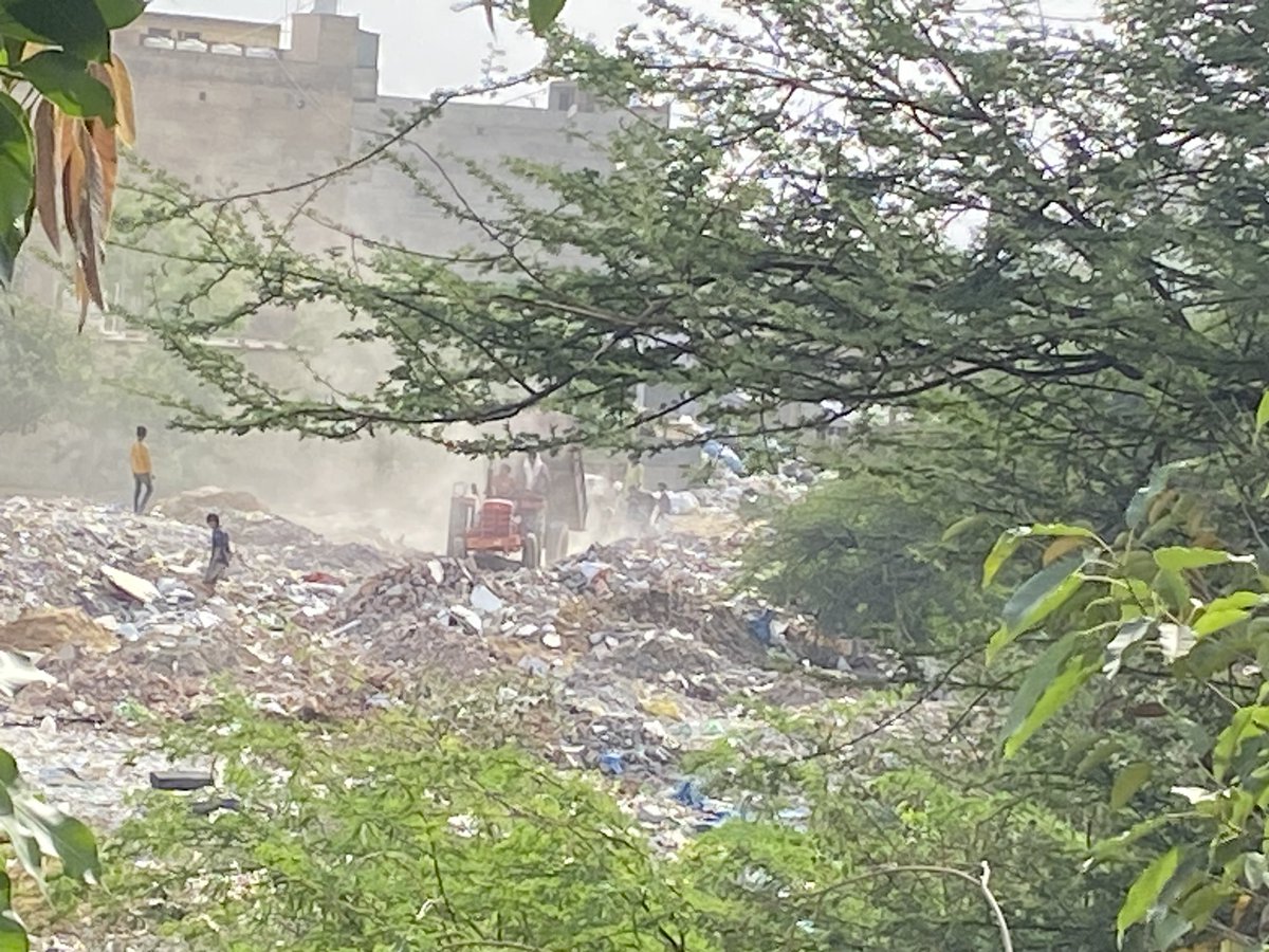 Oblivious or disregard for human life.close to 50 tractors dumping the c&d waste in a day. No govt department sees it ,Neither the waste nor the dumping or even the tractors.@MunCorpGurugram @DC_Gurugram @RajBabbar23 @RSSorg @DC_Gurugram @TheGurugramNews @VishakhaKaulTOI