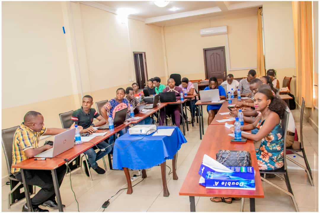 DeNdikumasabo's tweet photo. #Burundi:Grateful to @SFCG for entrusting me with the opportunity to train 15 Burundian community radio journalists in FactChecking. Your trust in me to empower these journalists is truly appreciated! #FactChecking #Journalism #SearchForCommonGround @rntc https://t.co/dZsRmbfEPA