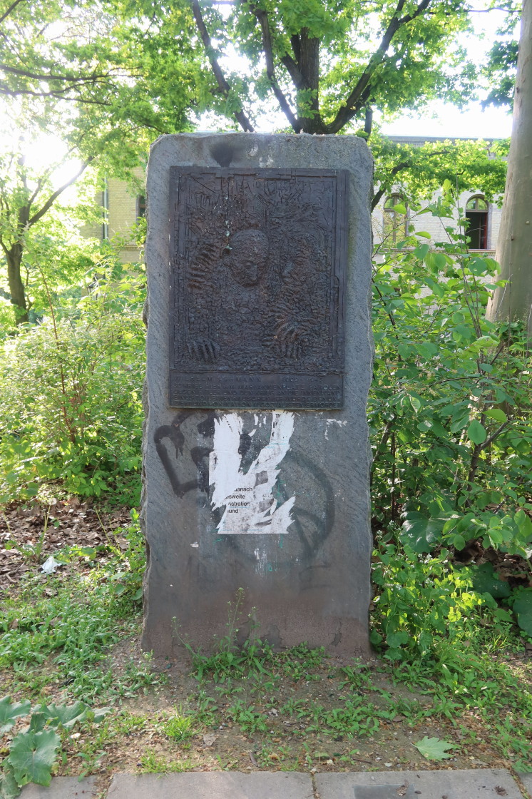 Das ist ein #Denkmal für einen Mann, der gegen die Nazis gekämpft hat. Standort #Mariannenplatz in #Kreuzberg. Meldungen an das @BA_Xhain führen zu keinerlei Maßnahmen. So wird eine Ehrung zur Kränkung.