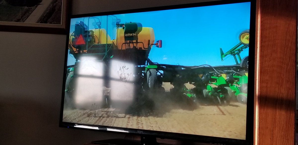 oldfarmgirlkah's tweet photo. #WorklessWednesday off to a sweet start w maple leaves emerging, buds on the shrubs n kid's @JohnDeere tractor video w the wee lad waiting for his breakfast β€π£π
Have a fantastic day, work n play safe π€ https://t.co/IppdaOCHrK