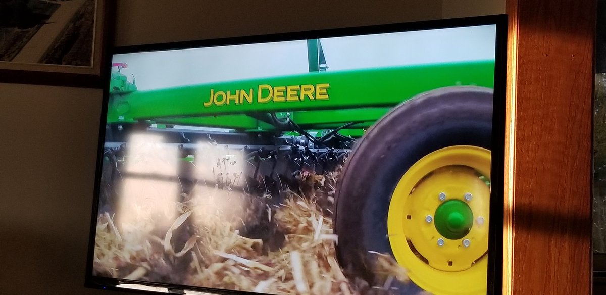 oldfarmgirlkah's tweet photo. #WorklessWednesday off to a sweet start w maple leaves emerging, buds on the shrubs n kid's @JohnDeere tractor video w the wee lad waiting for his breakfast β€π£π
Have a fantastic day, work n play safe π€ https://t.co/IppdaOCHrK