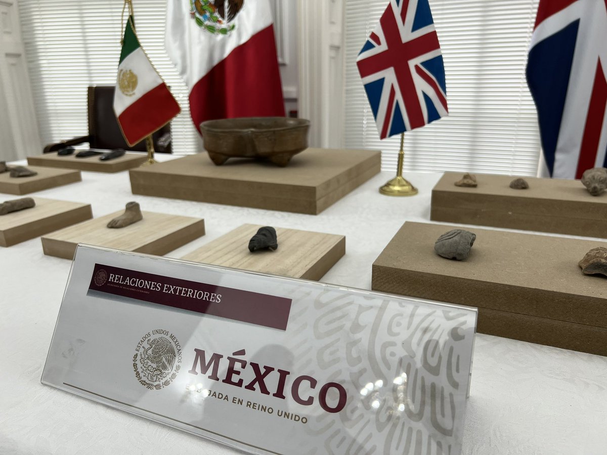 ¡La Emb. @josefagbom encabezó la ceremonia de recepción de 19 piezas prehispánicas - históricas y arqueológicas, que datan de 1200 a 1521 d.C., que el Sr. Michael Johnson amablemente entregó para contribuir a la restitución del patrimonio cultural de México! 🇲🇽🤝🇬🇧