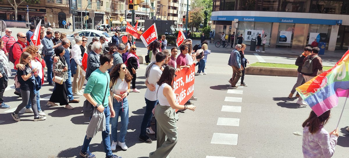 Més democràcia, més igualtat, més drets, més ocupació i de més qualitat. Per aquestes raons i moltes d'altres, 🌹Visca el Primer de Maig!