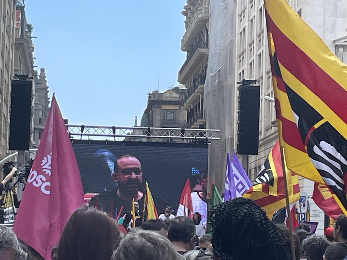 A la manifestació del 1er Maig amb milers de persones treballadores, @PachecoJpacheco parla dels drets assolits pel sindicalisme confederal i assumeix compromisos de lluita per encarar greus problemes socials (habitatge, segregació) La força de les organitzacions treballadores