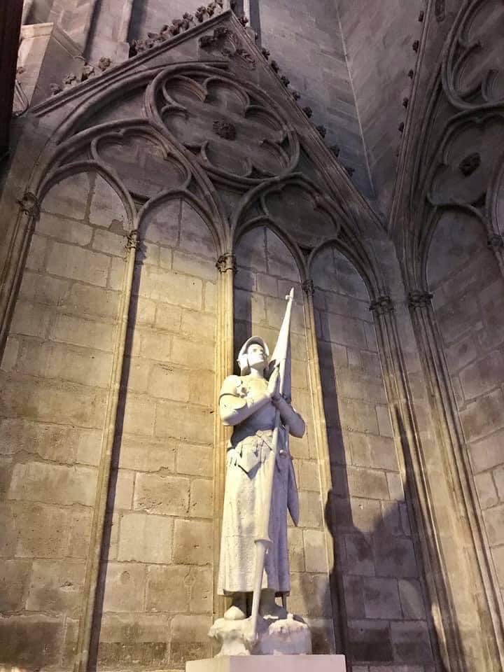 Jeanne d’Arc incarne la France dans ses vertus les plus nobles, la piété, la bonté, l’esprit de résistance. Elle n’est ni de droite ni de gauche car elle aime toutes les âmes françaises. Cette sainte figure de notre Histoire m’est si précieuse que je ne puis lui être infidèle.