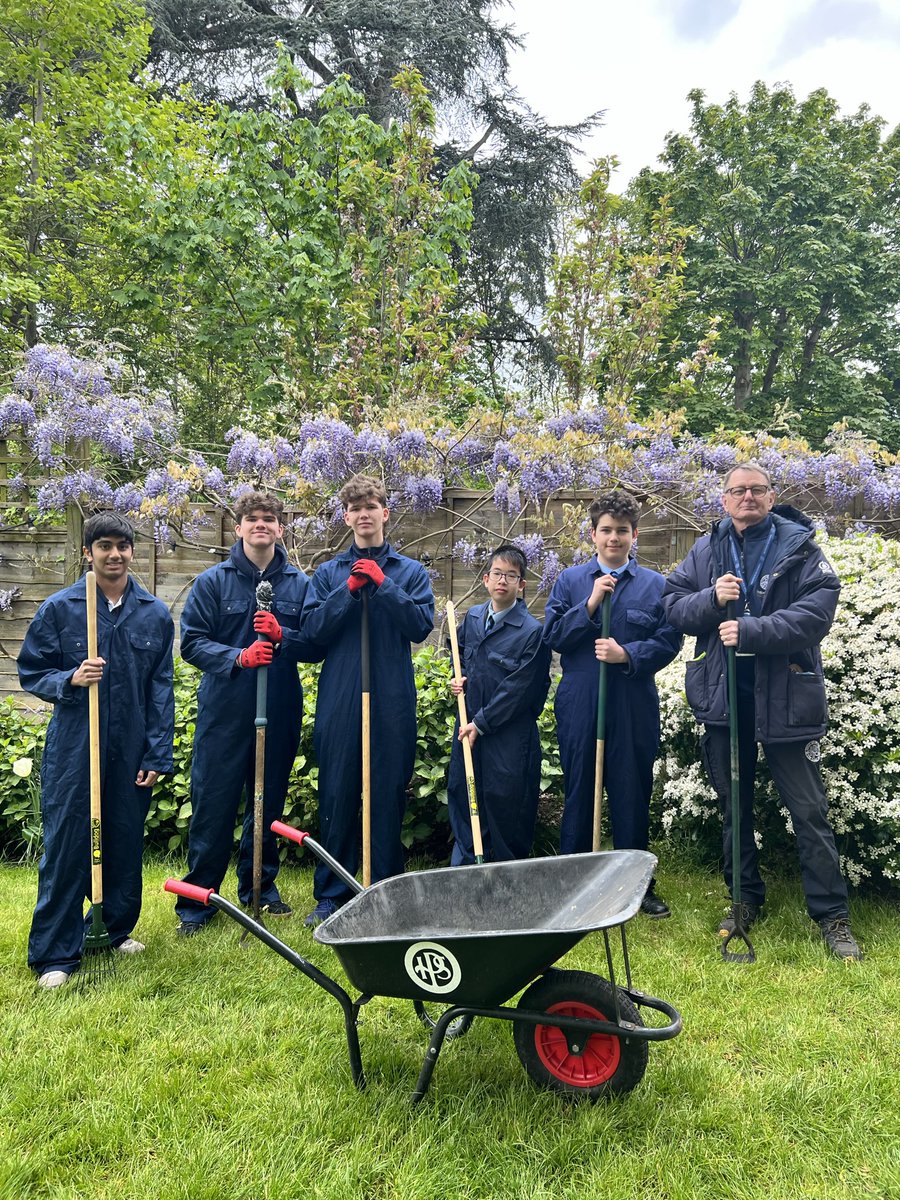 As a part of the volunteering section for the Duke of Edinburgh’s Award, some of our pupils have been assisting our Head Gardener, Joe Rudd, with the grounds around school. 🌿🌺

#ibstockgram #celebrating130years #dofeaward #dukeofedinburgh #gardening #roehampton #kingston
