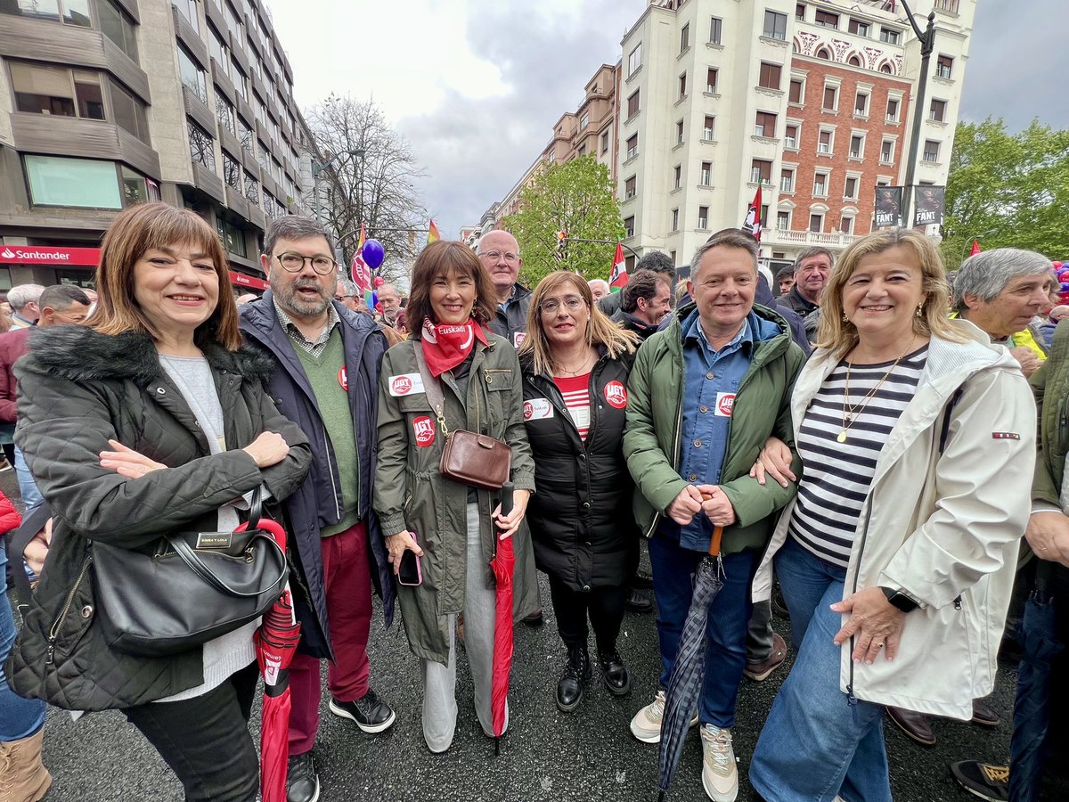 📷Hoy en #bilbao, @PSEBizkaia siempre en el #1deMayo 🌹🌹Feliz #diadeltrabajador @socialistavasco @PSOE @gpscongreso