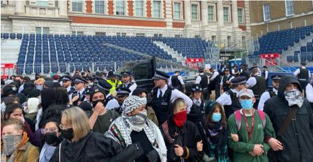 1. This morning the @biztradegovuk was blockaded by mainly masked protestors – all entrances and exits to the department were blocked. Many police officers were present. Yet they stood by, taking no steps so people could access the building to go to work. Why? 🧵