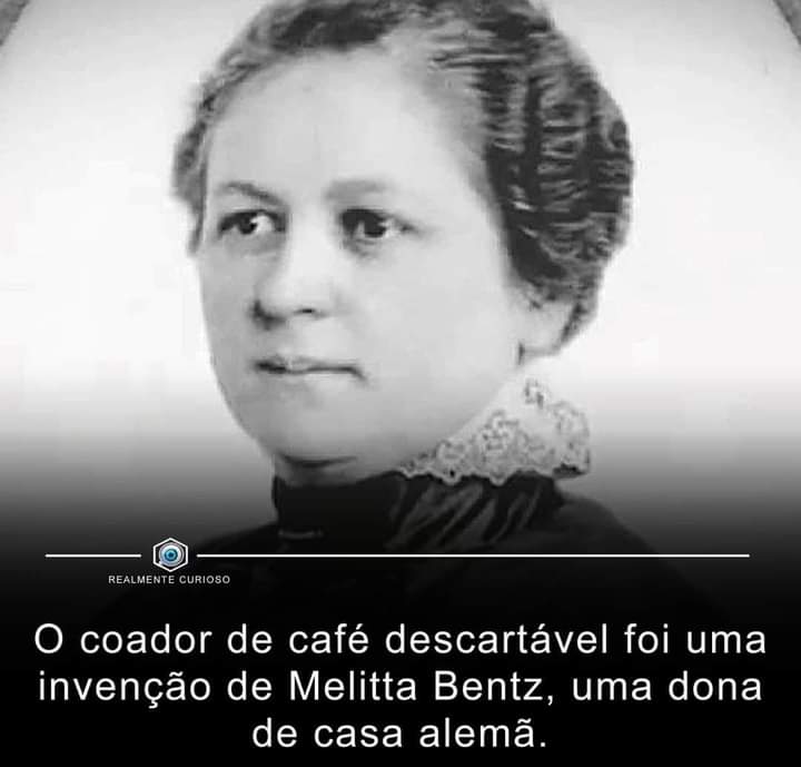 'Certa vez, a Sra. Melitta decidiu pegar uma folha de caderno do filho, fazer furinhos acrescentar o pó de café e colocar água quente. O sucesso foi tanto que, em 1908, ela patenteou o filtro.'

Enfim sempre um alemão ou alemã descobriram as melhores coisas que existem hoje.