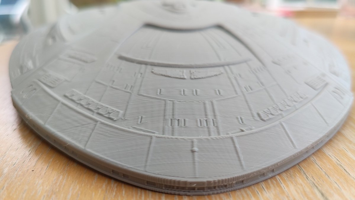 After an 18 hour print, the saucer section of the Odyssey class USS Enterprise-F is now complete. It turned out really well and all that detail is clearly visible! Going to need some cleaning up before inserting brass support rods. #StarTrek #Starship #3DPrint