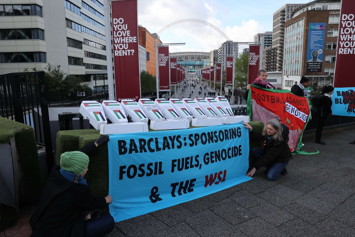 #Barclays are on the wrong side again ⚽️ Climate & anti-war campaigners call on the Women’s Super League @BarclaysWSL to urgently reconsider its sponsorship deal with @Barclays which funds climate wrecking fossil fuels & Israeli arms @Fred_Daly #KickOutBarclays #DropBarclays 1/6