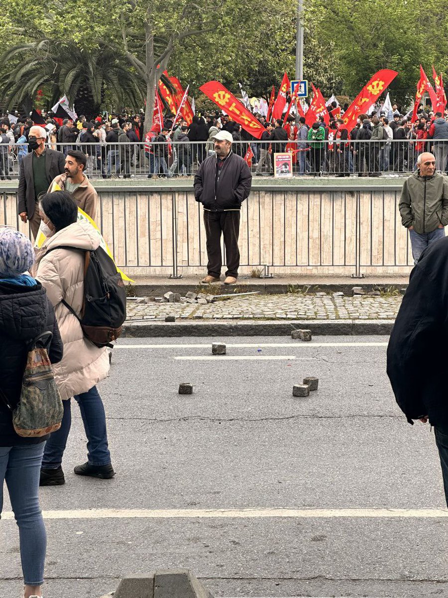 Teröristler tarafından ,Saraçhane'de sökülerek polise atılan kaldırım taşları!