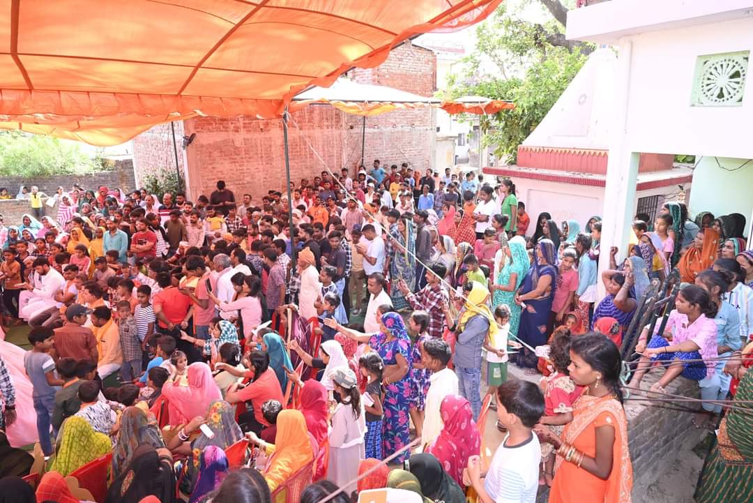 आज गोरखपुर के पिपराइच विधानसभा क्षेत्र के छितौनी गांव में भारतीय जनता पार्टी द्वारा आयोजित नुक्कड़ सभा में माननीय विधायक श्री महेन्द्र पाल सिंह जी के साथ सम्मिलित हुआ एवं देवतुल्य जनता को संबोधित कर आगामी 1 जून को भारतीय जनता पार्टी के पक्ष में अधिक से अधिक मतदान की अपील की।