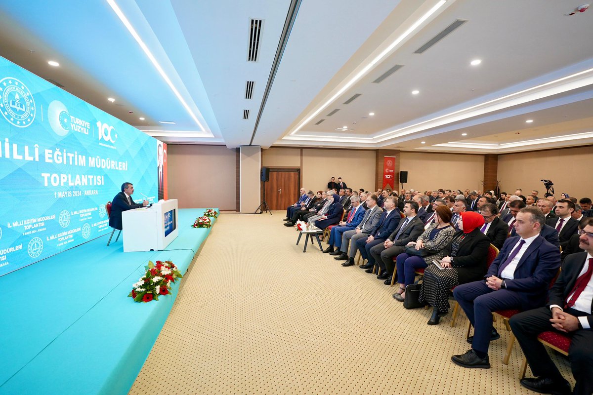 Millî Eğitim Bakanı <a href="/Yusuf__Tekin/">Yusuf Tekin</a>, İl Millî Eğitim Müdürleriyle Bir Araya Geldi

Toplantıda Bakanlığın yürüttüğü eğitim politikaları ile kamuoyunun görüş ve önerilerine sunulan yeni öğretim programı taslağı başta olmak üzere tarihleri yaklaşan Liselere Geçiş Sistemi kapsamındaki