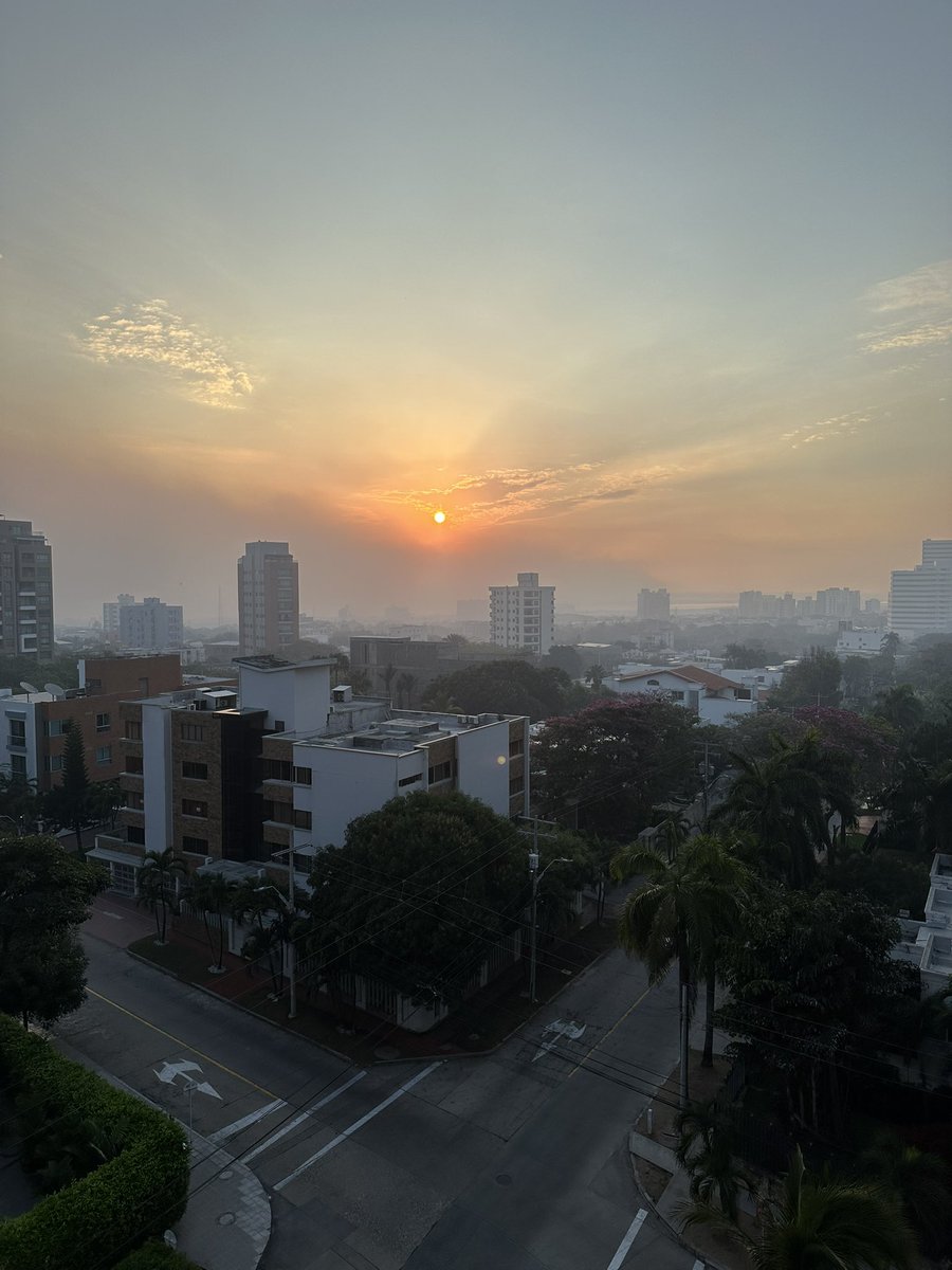 No es Londres, es Barranquilla envuelta en humo. Hoy peor que ayer. Nadie hace nada por controlar el incendio en la Isla de Salamanca. @AtlanticoEmi @zonacero