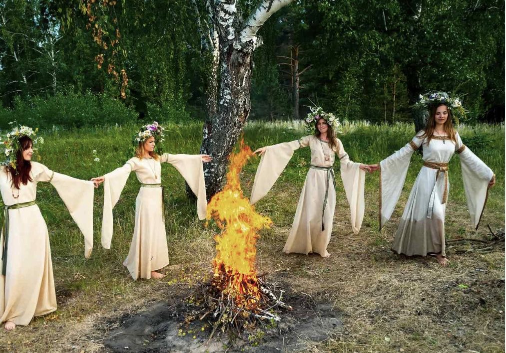 Held up in traffic this morning as druids on the road 🤣. I ❤️ Somerset. #HappyBeltane