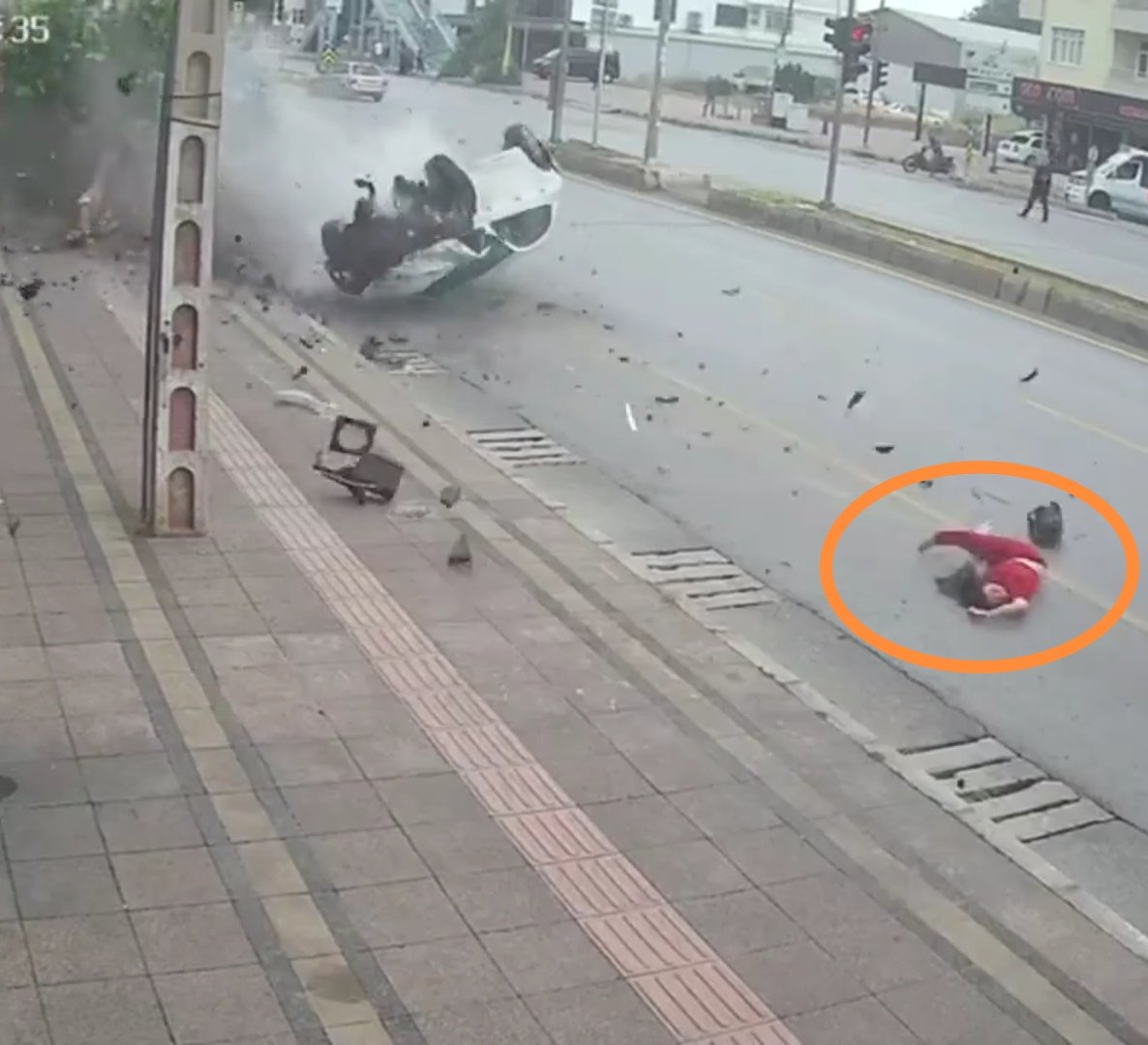 Mersin'de otomobilin kırmızı ışıkta geçip yayalara çarpması sonucu genç bir kadın hayatını kaybetti. (iha)