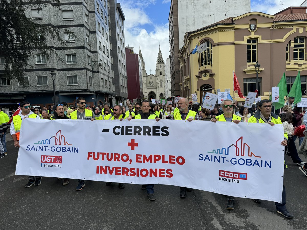 👉🏭 hoy en #Llangreu para defender el empleo de calidad, y nuestra industria. También aquí la plantilla de #Sekurit de @SaintGobainES que debe revisar sus planes de cierre y asegurar empleo y actividad