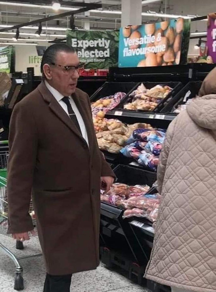 fuxking just seen Ronnie Kray in Motherwell Asda 😯