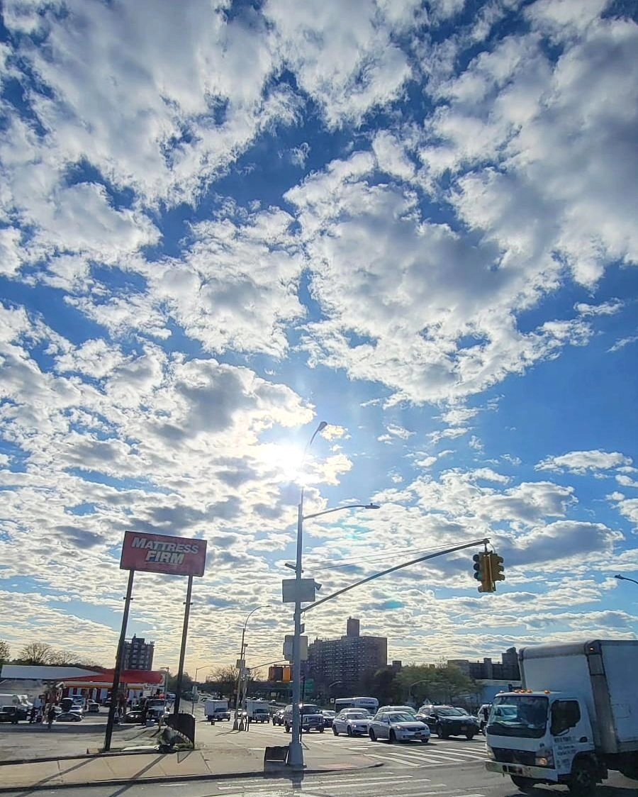 A sea of clouds over Bruckner Blvd & White Plains Road. The Bronx, USA. PHOTOS: @FromTheBronx 🌥 ☀ 🛏
.
.
.
#thebronx #bronx #fromthebronx #fromthebronxtotheworld #thebronxdoesitbetter #iamthebronx #wearethebronx #thebronxnyc #thebronxusa #nyctourism #whatsgoodnyc