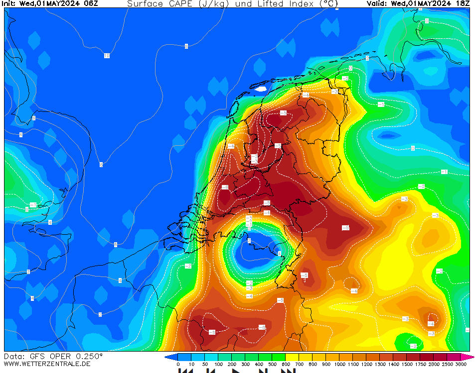 Vandaag hebben we boven Nederland  te maken met hoge CAPES (2500 J/kg) . De term #CAPE staat voor “Convective Available Potential Energy”. Vrij vertaald betekent dit de hoeveelheid beschikbare energie voor convectie (verticale luchtmassaverplaatsing). Dit betekent dat hoe hoger
