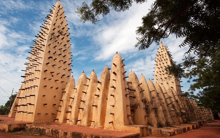 La fierté de #BoboDioulasso, La Grande Mosquée! Un symbole magnifique du patrimoine culturel et de la beauté architecturale au #BurkinaFaso.
Que pouvez-vous me dire d'autre sur cette mosquée?
#Fasopics #DiscoverBF
