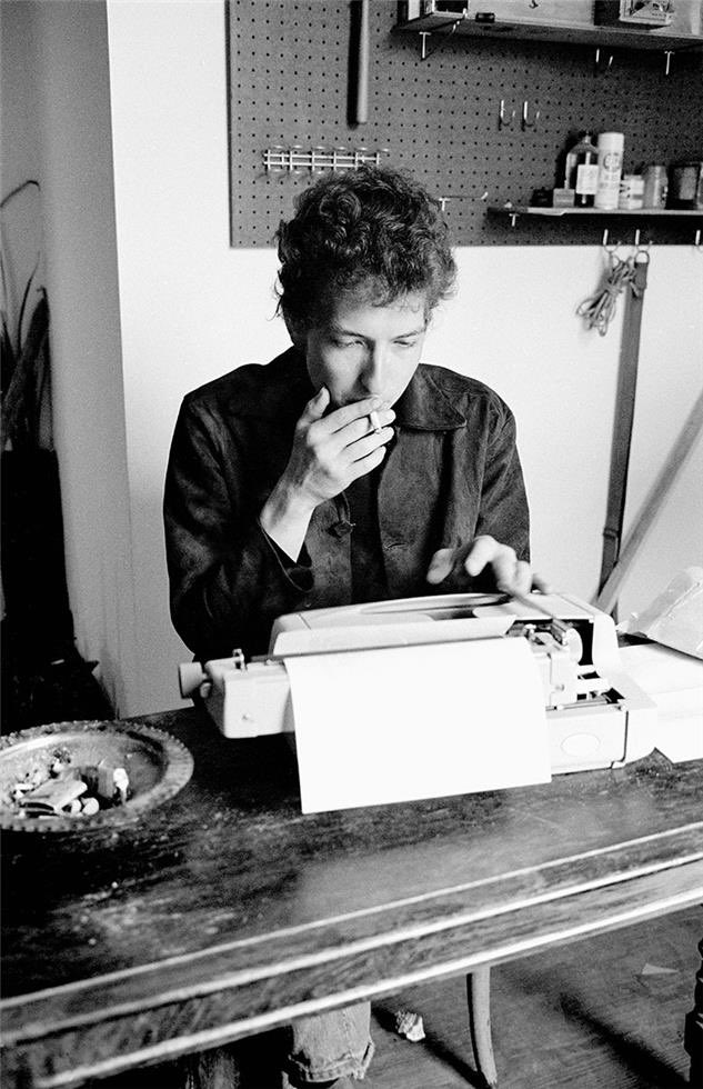 Bob Dylan writes and smokes in his workroom over Café Espresso in Woodstock, 1964. 📸: Douglas R. Gilbert. #BobDylan #Dylan