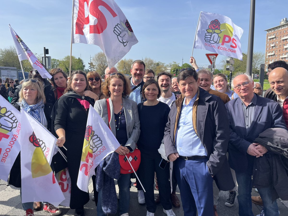 #Lille #1erMai2024 Comme chaque année, autour de @MartineAubry & avec les militants du @PSNord, au #cortège derrière les #syndicats en soutien aux travailleurs 😊 & aux combats pour une #Europe plus sociale 🇪🇺 🌹 @Sarah_Kerrich @A_Linkenheld @ch_brun @PatrickKanner @Ardeslandes