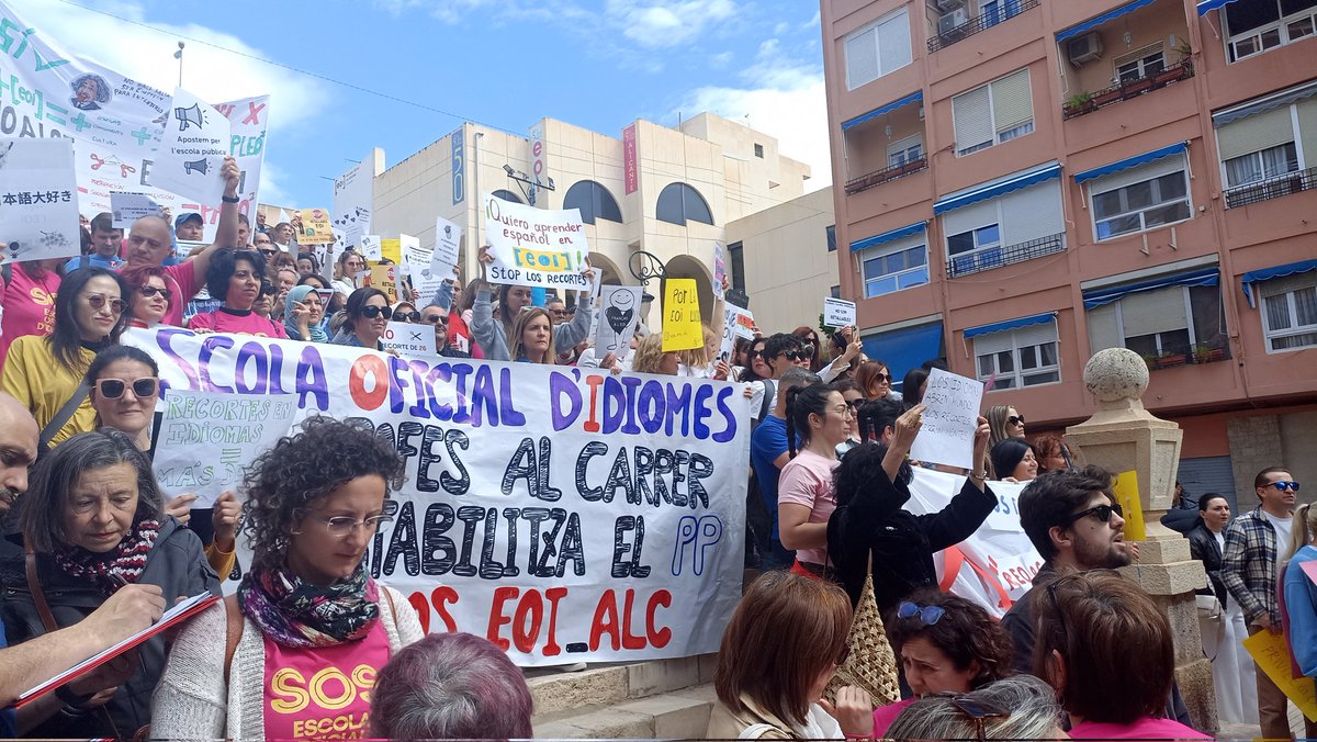 En la manifestación de #Alicante contra los recortes en las escuelas de idiomas de la #ComunidadValenciana

#1deMayo2024