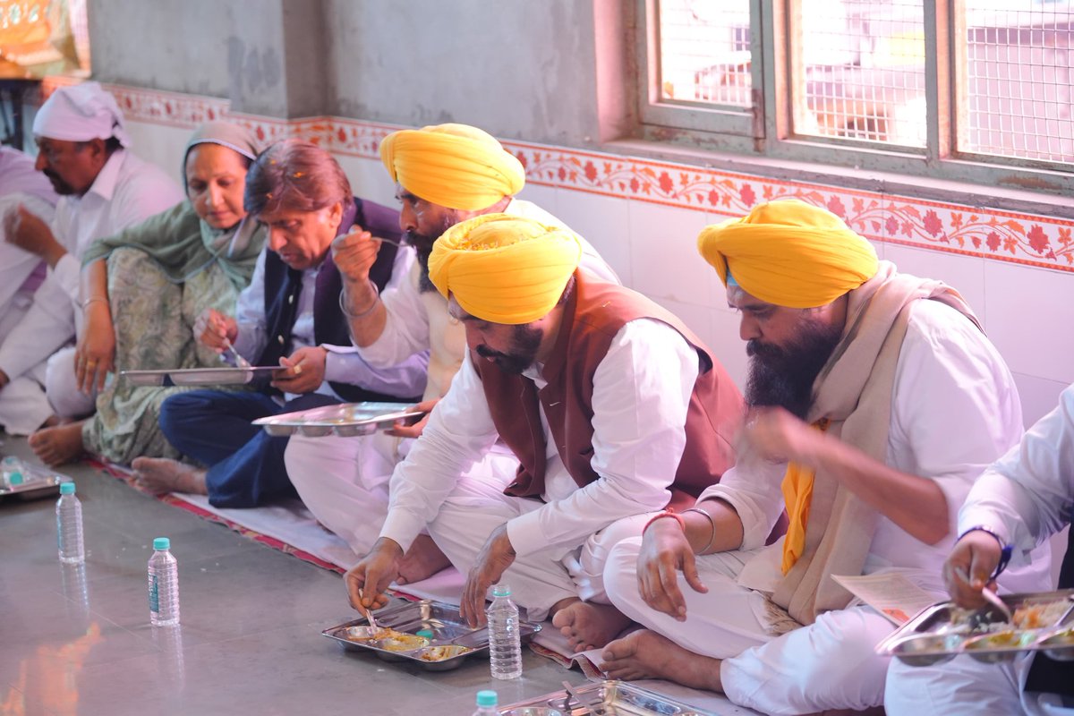 Look at the simplicity of CM @BhagwantMann 

Earlier, it was a task to meet/greet a CM in Punjab because arrogance used to be at its peak

Lokaan Da CM 
Lokaan Nu Samarpit ❤️