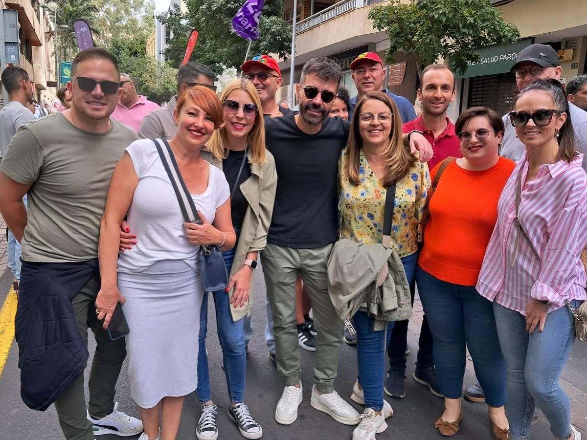 📸 Manifestación #1demayo con representantes socialistas. 🌹Hemos mejorado las condiciones laborales, la reforma laboral, empleo digno, subido el SMI y los mejores datos de empleo de las últimas décadas. Por todo lo que queda por conseguir. #PsoeTenerife