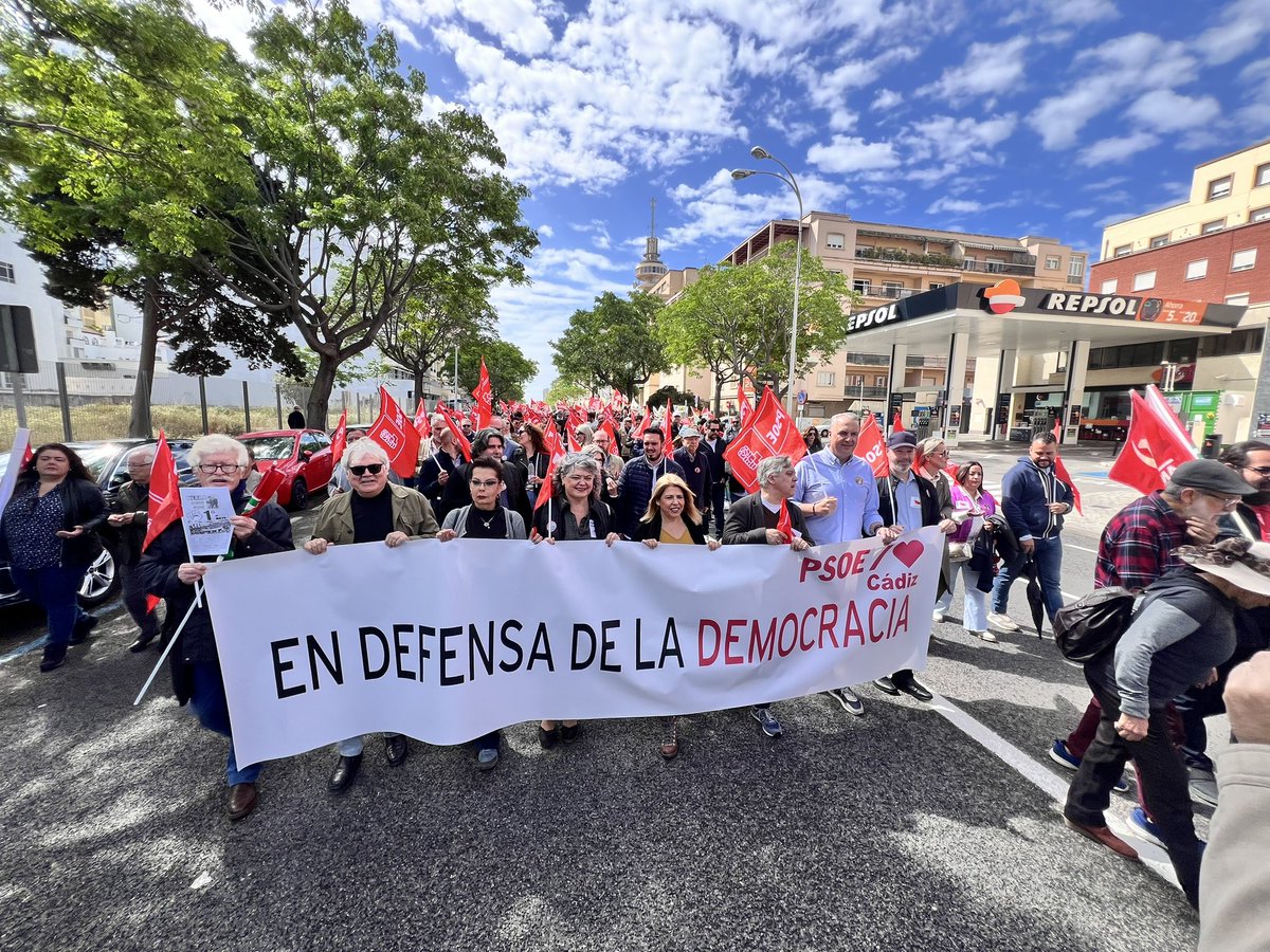 Hoy, #1deMayo, co compañeras y compañeros del @psoecadiz.
En los seis años del Gobierno de @sanchezcastejon se han reducido en más de 25.000 personas las listas del desempleo en nuestra provincia.
 Seguimos trabajando para conseguir el reto de crear más empleo y mejores salarios.