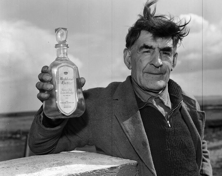 Join us for a @Scranlife archival exploration of Whisky Galore. 📸1959, James Morrison from Smerclate in South Uist, holds one of the bottles of Highland Nectar whisky which he liberated from the SS Politician which sank off the coast of Eriskay in 1941. edinburghmuseums.org.uk/whats-on/whisk…