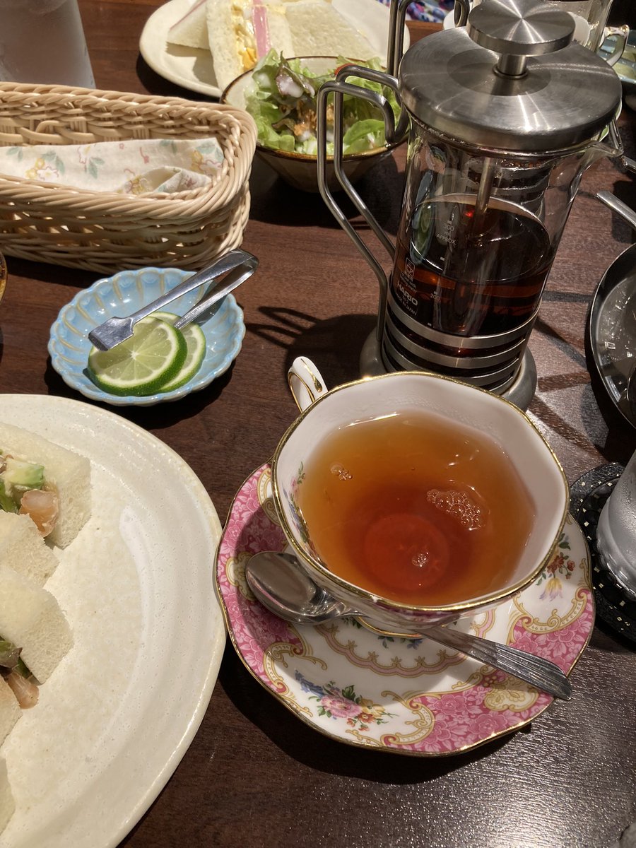 お客さんの雰囲気に合わせてカップを選んでくれる喫茶店☕️ 全く違うお店なのに出てきたカップが同じ、ロイヤルアルバートのレディーカーライルでした🩷 ピンクや花柄の服を着ていたわけでもないのに好きなテイストって伝わるんですねー🤭 ←左：2年前 奈良法隆寺近く 右：最近 池袋東武百貨店内→