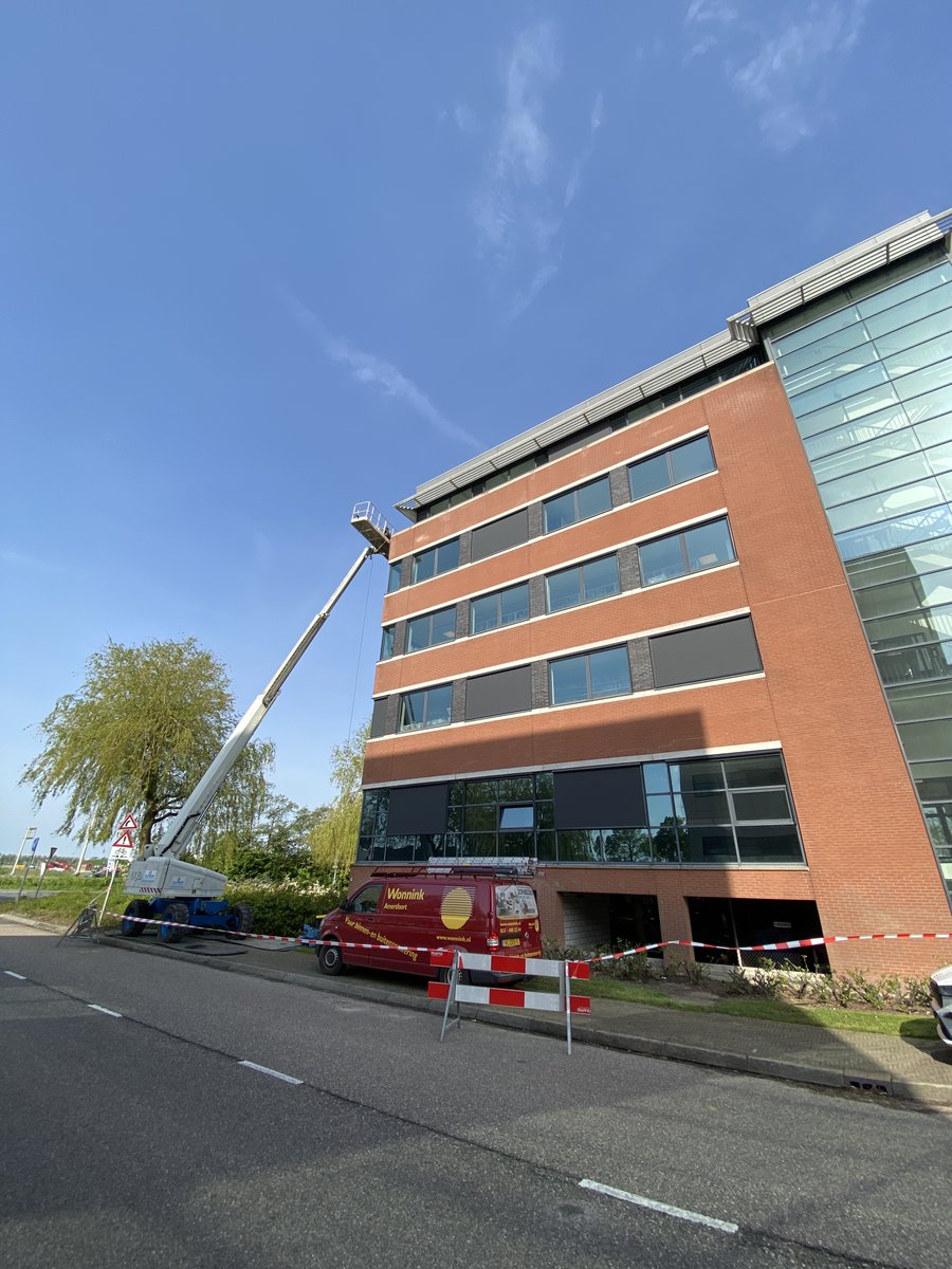 Het is vandaag Dag van de Arbeid, en dat vieren onze monteurs vandaag onder andere aan de gevel in Schiphol-Rijk. Mocht u een monteur ergens vandaag tegenkomen aan een gevel, wilt u dan zo vriendelijk zijn ze af en toe te voorzien van een lekker koud drankje 
#verkoeling #zon