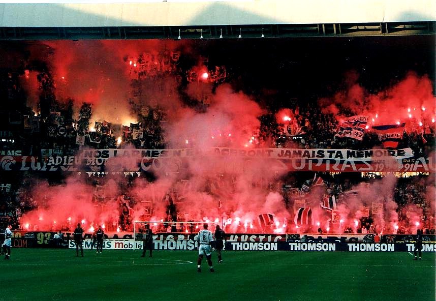 PSG 1 - 1 OGC Nice 
Virage Auteuil
🕊️ L’hommage du Virage Auteuil à Mono, membre des Karsud décédé.