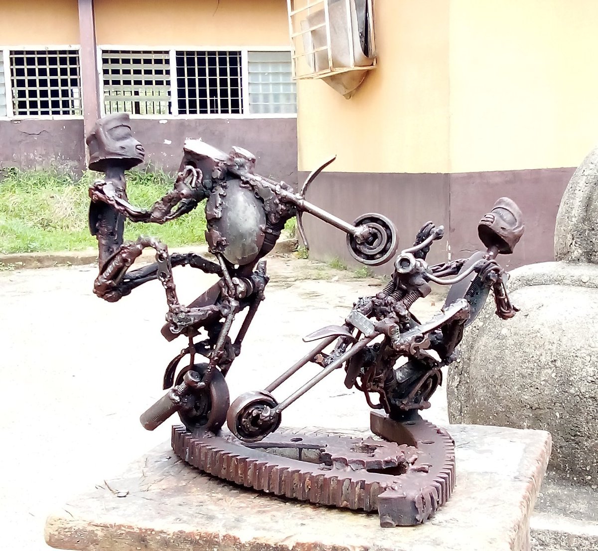 ChiazorDavid's tweet photo. @afrartculclub #metalsculpture #junksculpture https://t.co/eng27V1MzD