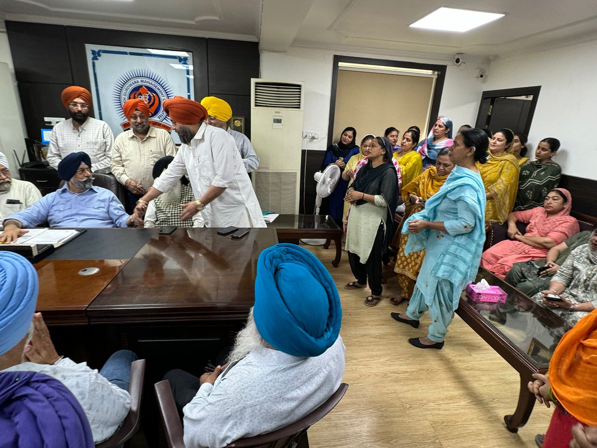 Glimpses of the meeting held with DSGMC Staff to thank them for their efforts and participation to make recently held Delhi Fateh Diwas a grand success.

#DSGMC #DelhiFatehDiwas #grateful #blessed #sewa #sikhism