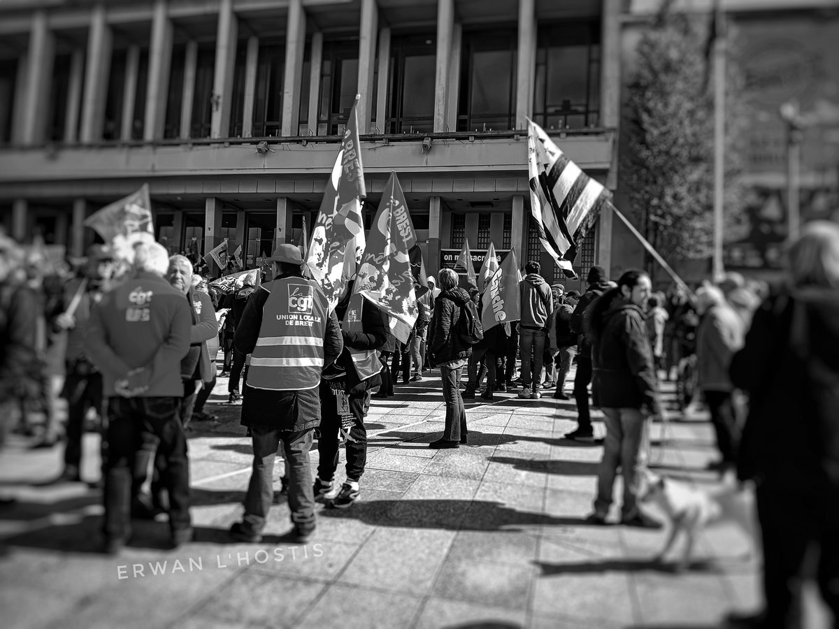 Sous un soleil radieux, des milliers de Brestoises et Brestois se sont mobilisés en ce 1er Mai pour défendre leurs droits et dénoncer les injustices sociales.
#1erMai #1mai #Brest #Manifestation #LutteDesTravailleurs #Solidarité #JusticeSociale #Breslife