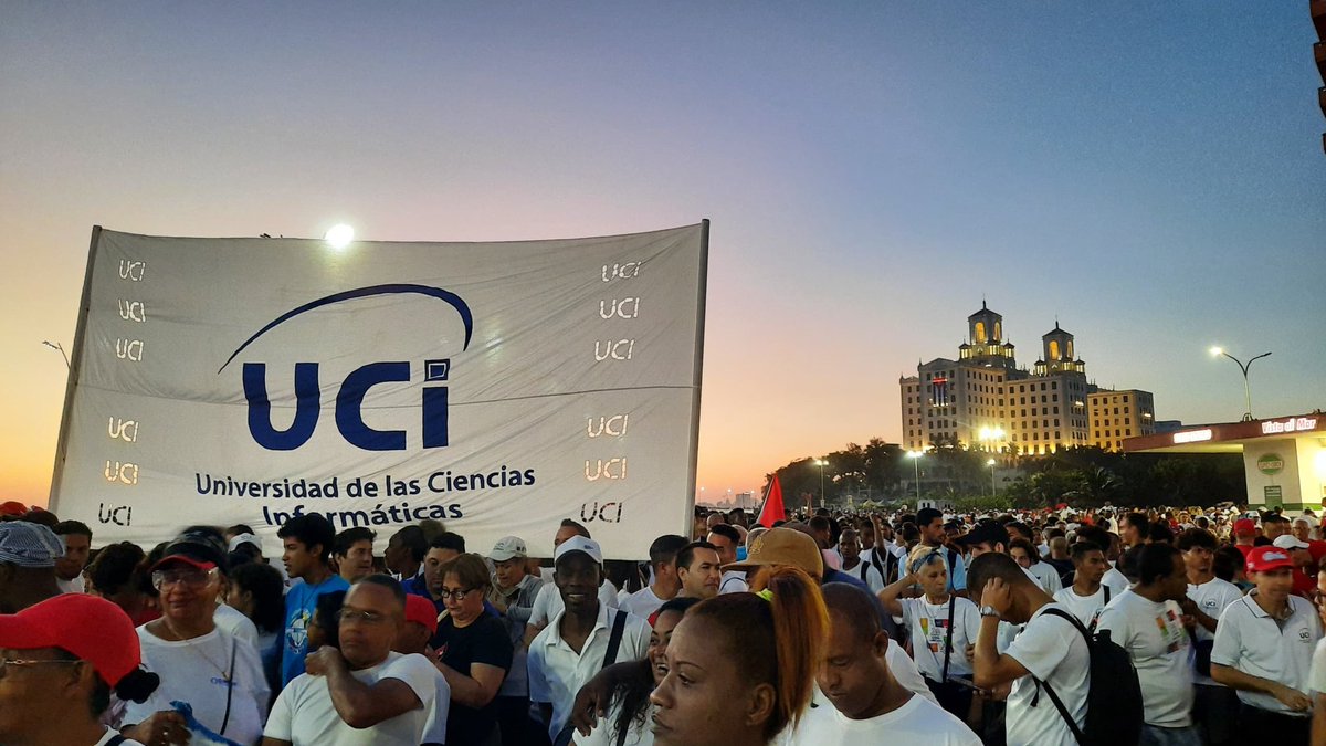 #FidelPorSiempre 🇨🇺 '¡Nuestro país tiene este pueblo, y este pueblo es lo más admirable que la #Revolución tiene!'❤️ 🚩¡Feliz Día Internacional de los Trabajadores!🚩#PorCubaJuntosCreamos #1Mayo #Cuba @universidad_uci @DeZurdaTeam_