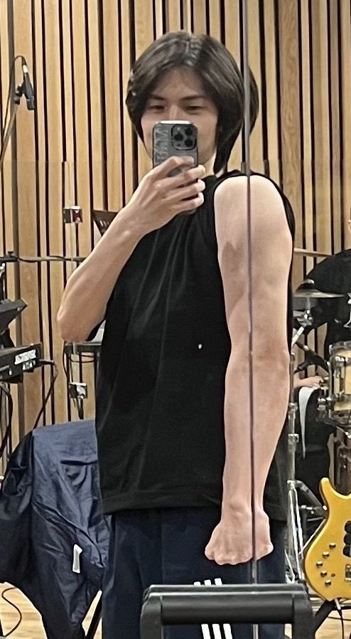the way this is so jooyeon of jooyeon like for sure he posted this bcs he thinks the way the mirror division creates an illusion to make his arms double it size without really thinking that he'll cause the whole xstate to be in chaos