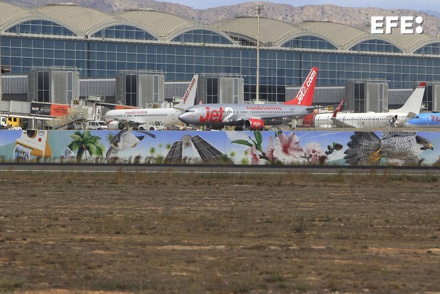 Primer 'street art', con sello extremeño, en una pista de aterrizaje de AENA #EfeExtremadura