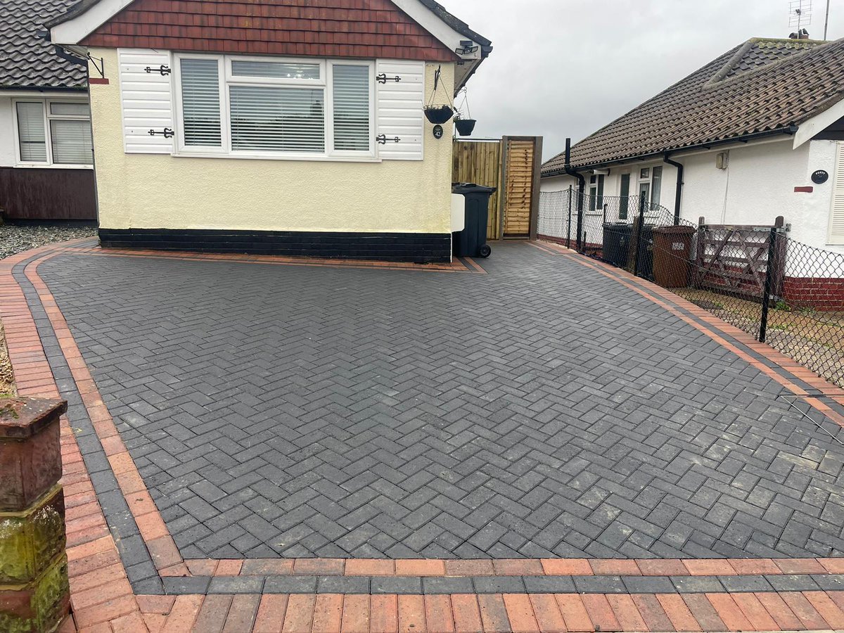 🙌 A two-tone blocked paved driveway for a home in Polegate. ☎️ For more information call us today on 01323 887 678 #gladstonepaving #blockpaving #driveways #worthing #patios #patio #landscape #landscaping #resin #paving #home #property #eastsussex #eastbourne #polegate #hastings