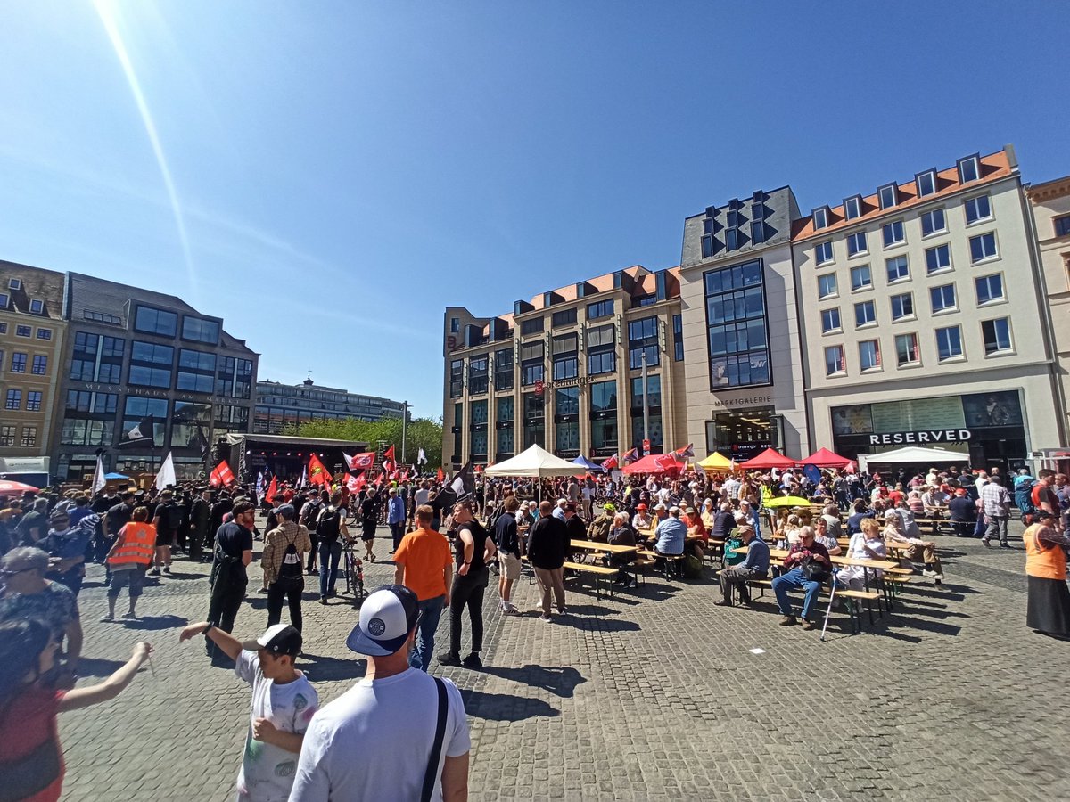 1. Mai des DGB auf dem Leipziger Marktplatz. Wir haben auch einen Stand. Danke an alle Gewerkschafter und Gewerkschafterinnen, die versuchen, die Löhne für uns alle nach oben zu bringen. Die Wirtschaft floriert, wenn die Kaufkraft steigt.
#dgb #gewerkschaft #1mai #leipzig #bsw