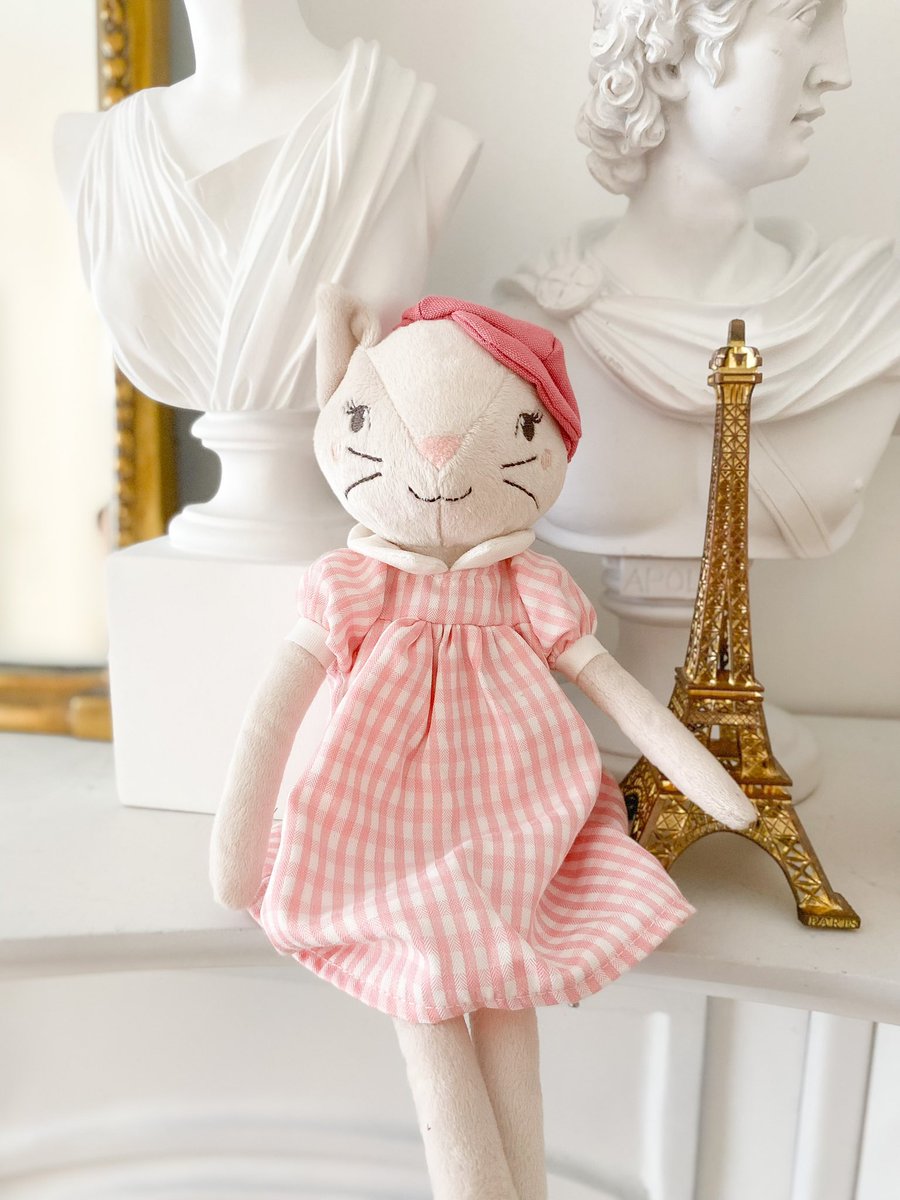 Happy May Day! 💐 #lovemonami #parisianstyle #kitty